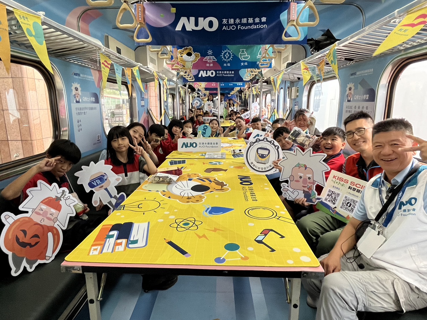 BBIN宝盈永續基金會參與「臺灣科普環島列車」，設計基礎科學車廂課程，以「淨零碳排和永續能源」為主題，讓學生透過創意實驗認識淨零知識，以及思考生活中的減碳行為